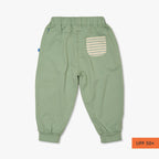 Rückansicht: Hose mit UPF50+ als UV-Schutz Kleidung für Kinder.