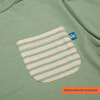 Detailansicht Brusttasche: Shirt mit Brusttasche und UPF50+ als UV-Schutz Kleidung für Kinder.
