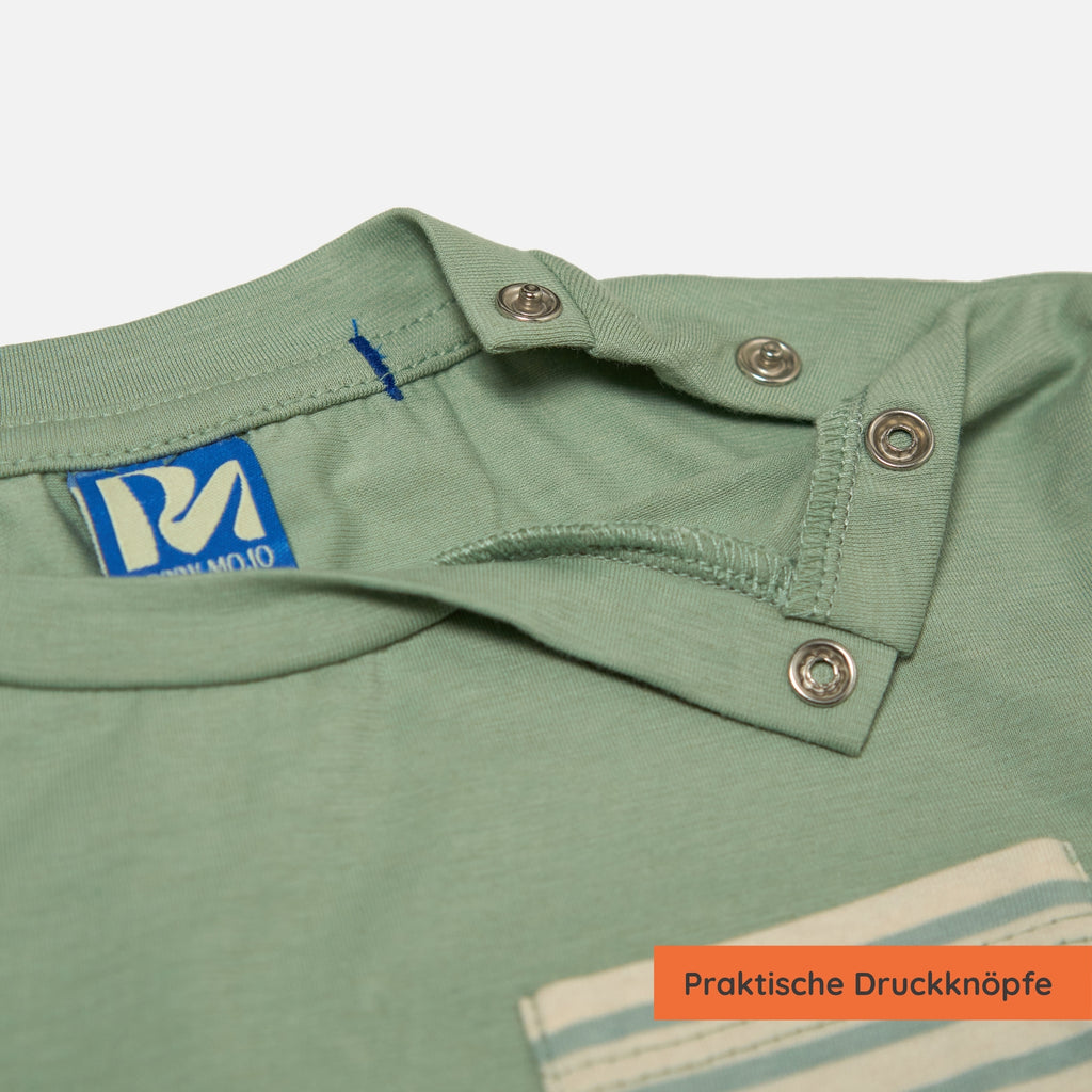 Detailansicht offene Druckknöpfe: Shirt mit Brusttasche und UPF50+ als UV-Schutz Kleidung für Kinder.