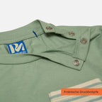 Detailansicht offene Druckknöpfe: Shirt mit Brusttasche und UPF50+ als UV-Schutz Kleidung für Kinder.