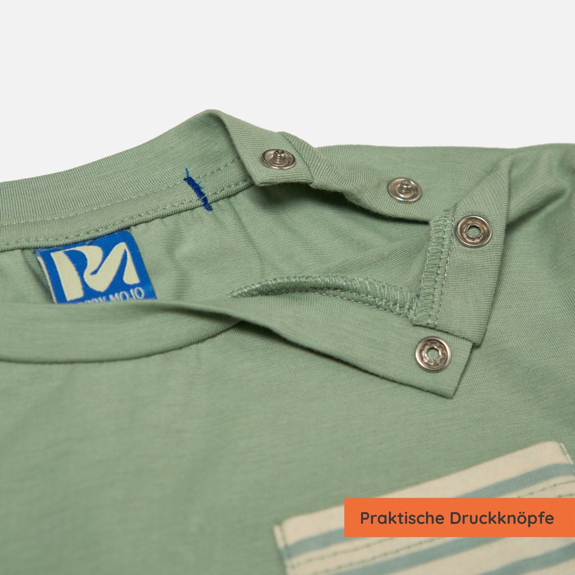 Detailansicht offene Druckknöpfe: Shirt mit Brusttasche und UPF50+ als UV-Schutz Kleidung für Kinder.