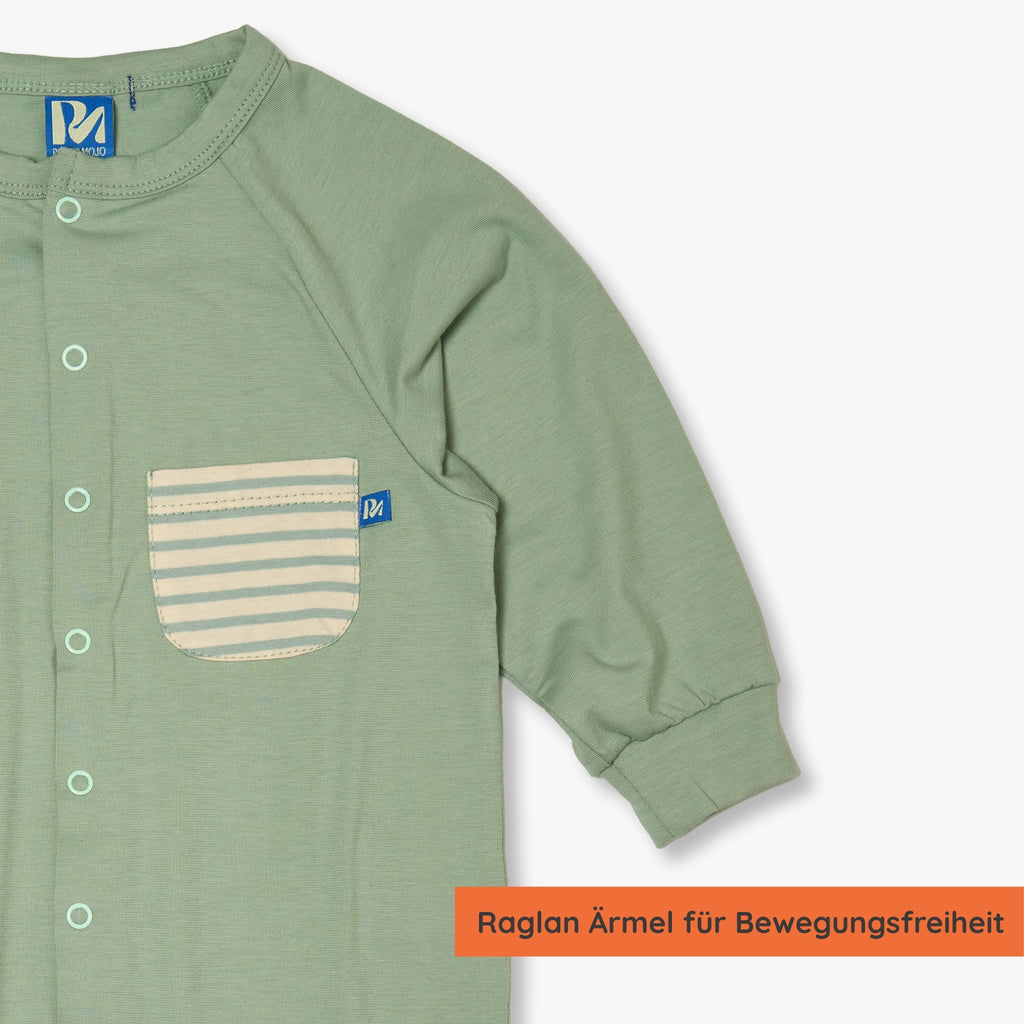Detailansicht Brusttasche & Knöpfe: Einteiler für Babys mit UPF50+ als UV-Schutz Kleidung für Kinder.