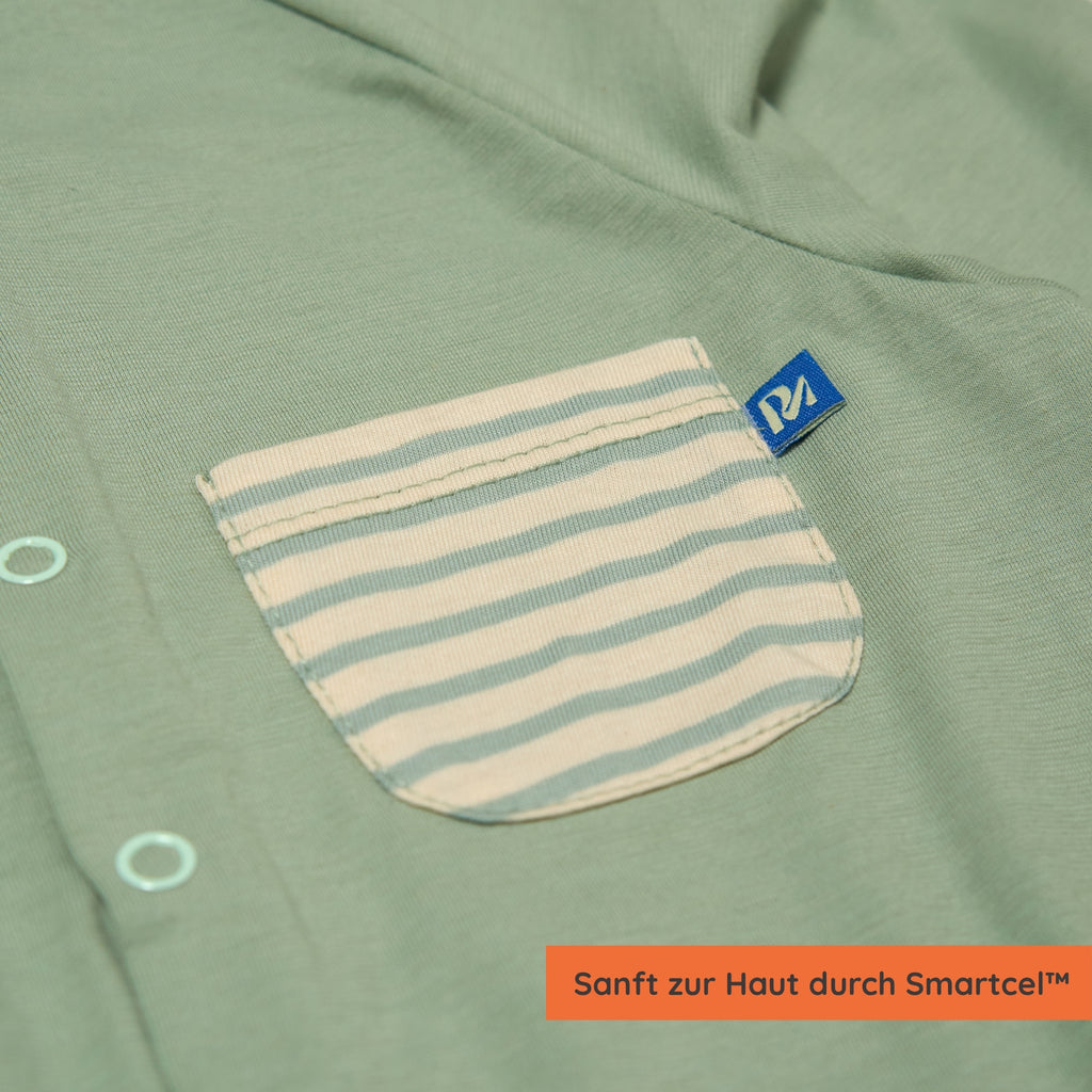 Detailansicht Brusttasche: Einteiler für Babys mit UPF50+ als UV-Schutz Kleidung für Kinder.